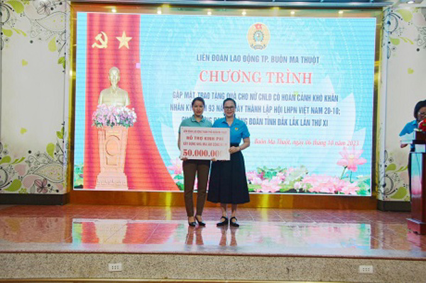 LĐLĐ thành phố Buôn Ma Thuột tặng quà nữ đoàn viên khó khăn nhân dịp Kỷ niệm 93 năm Ngày thành lập Hội LHPN Việt Nam (20/10/1930-20/10/2023)